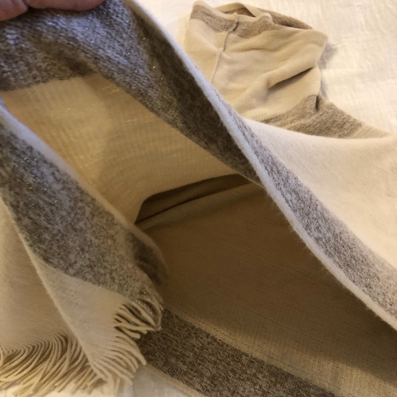 Poncho - Picture 2 of 4